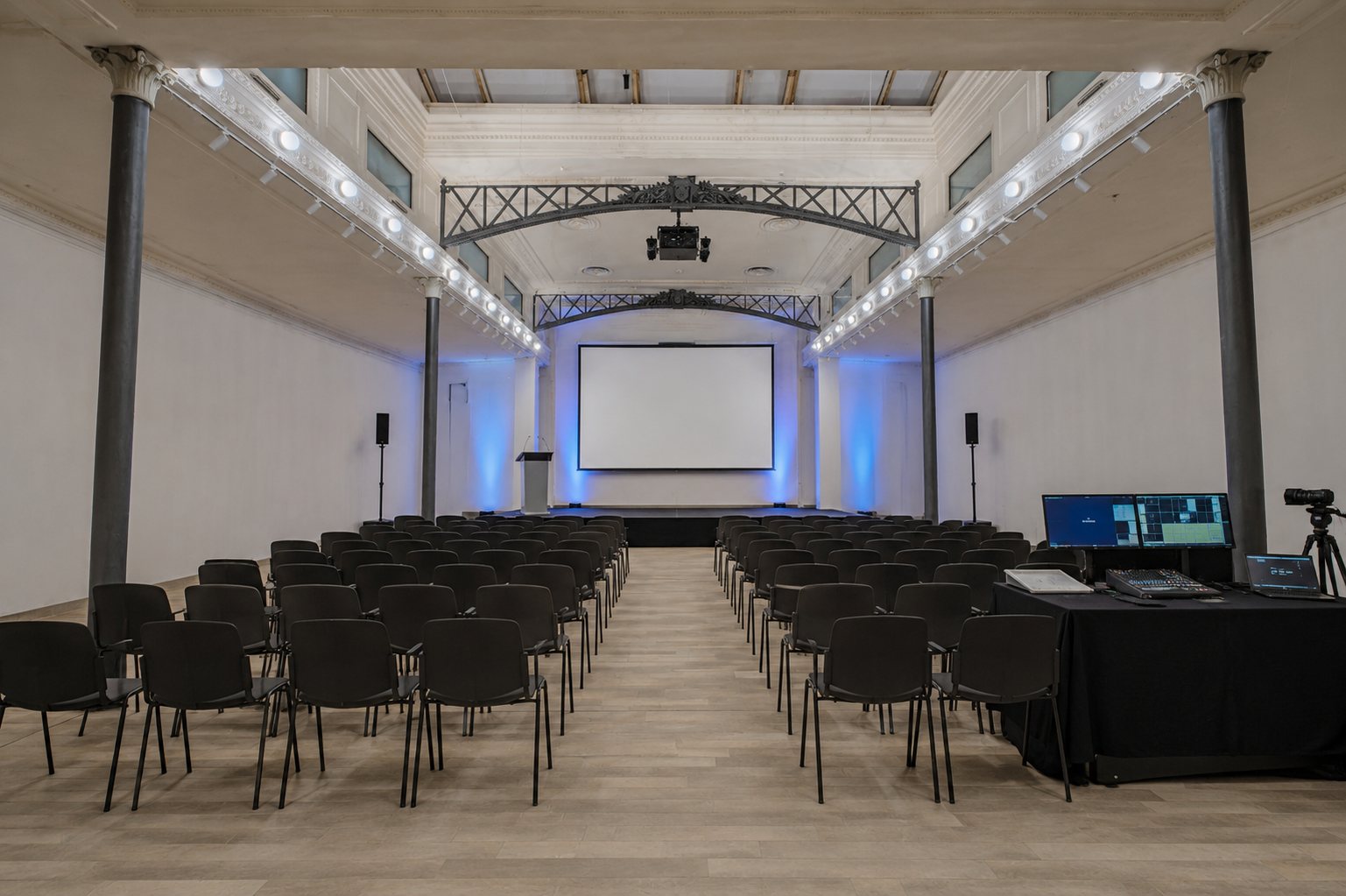 Studio Liberty — la stessa sala allestita a platea per un congresso