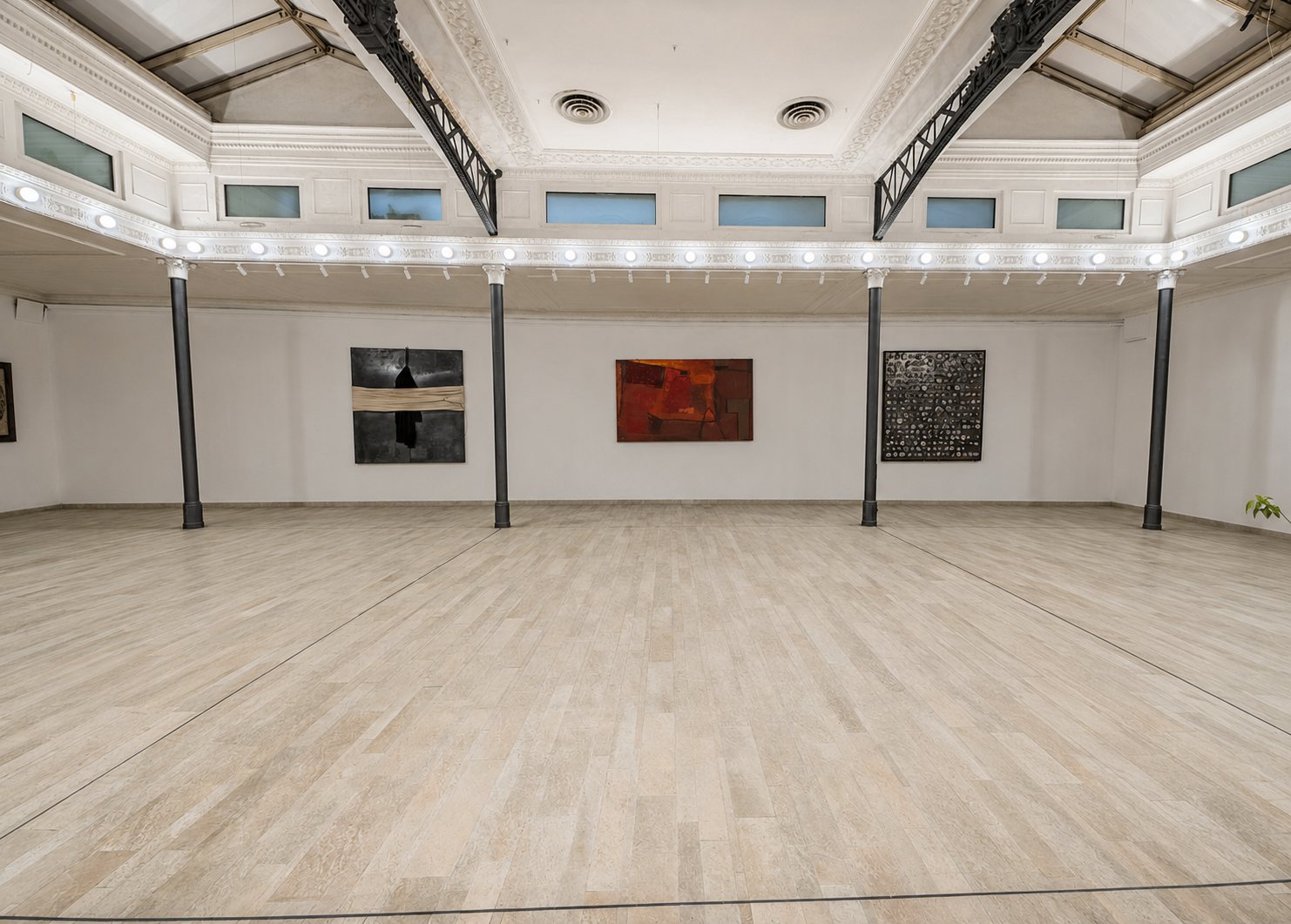 Studio Liberty — la stessa sala allestita a mostra, con le opere appese alle pareti