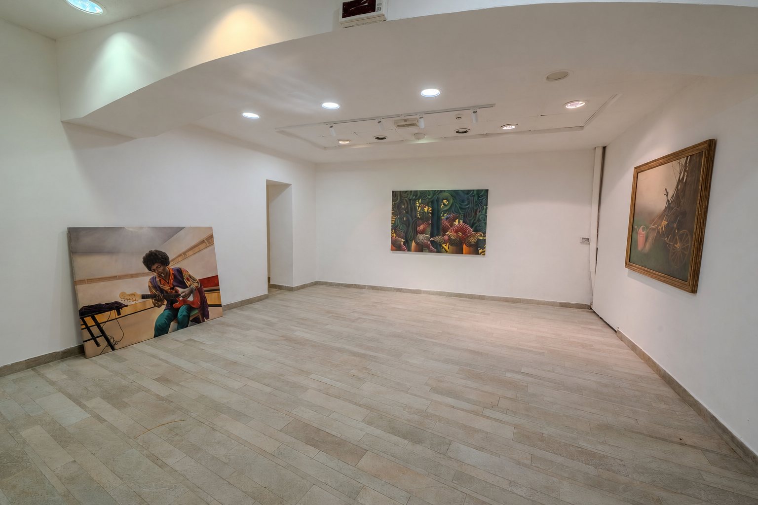 Studio Liberty — l'ambiente più raccolto del percorso espositivo, con opere di grande formato