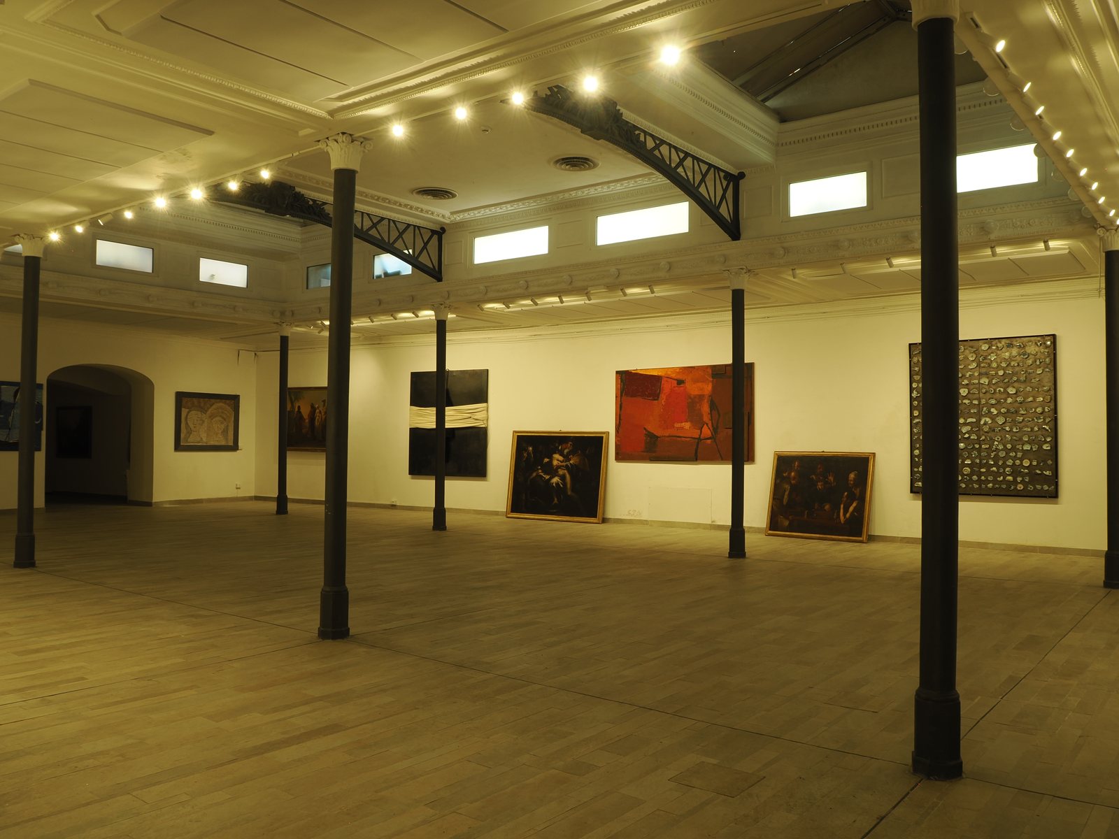Studio Liberty — la sala grande vista dall'ingresso, con le colonne in ghisa e i faretti orientabili