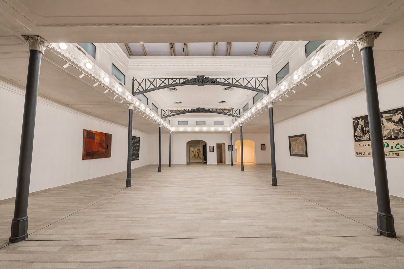 Studio Liberty — la sala grande vuota, con colonne in ghisa e capriate in ferro