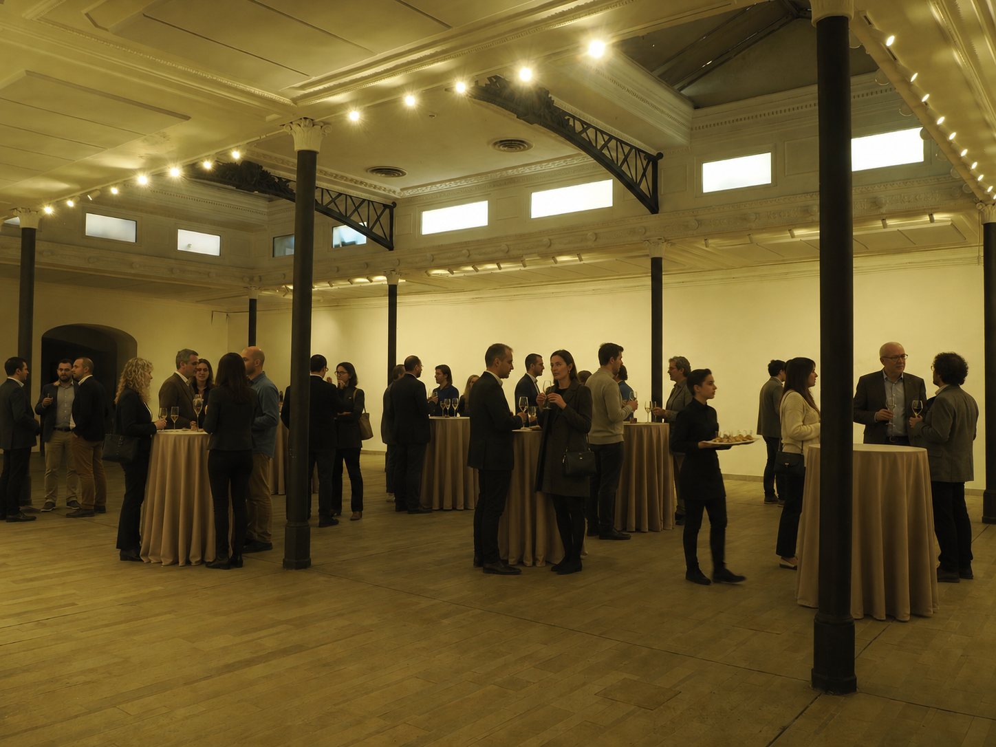 Studio Liberty — configurazione cocktail in piedi con servizio al vassoio nella sala grande