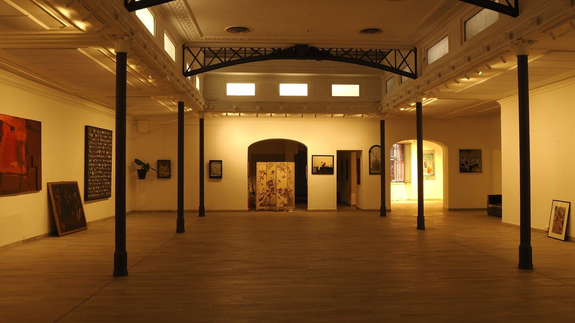 Studio Liberty — la sala grande con le opere alle pareti e la luce naturale dall'alto, spazio eventi a Roma centro