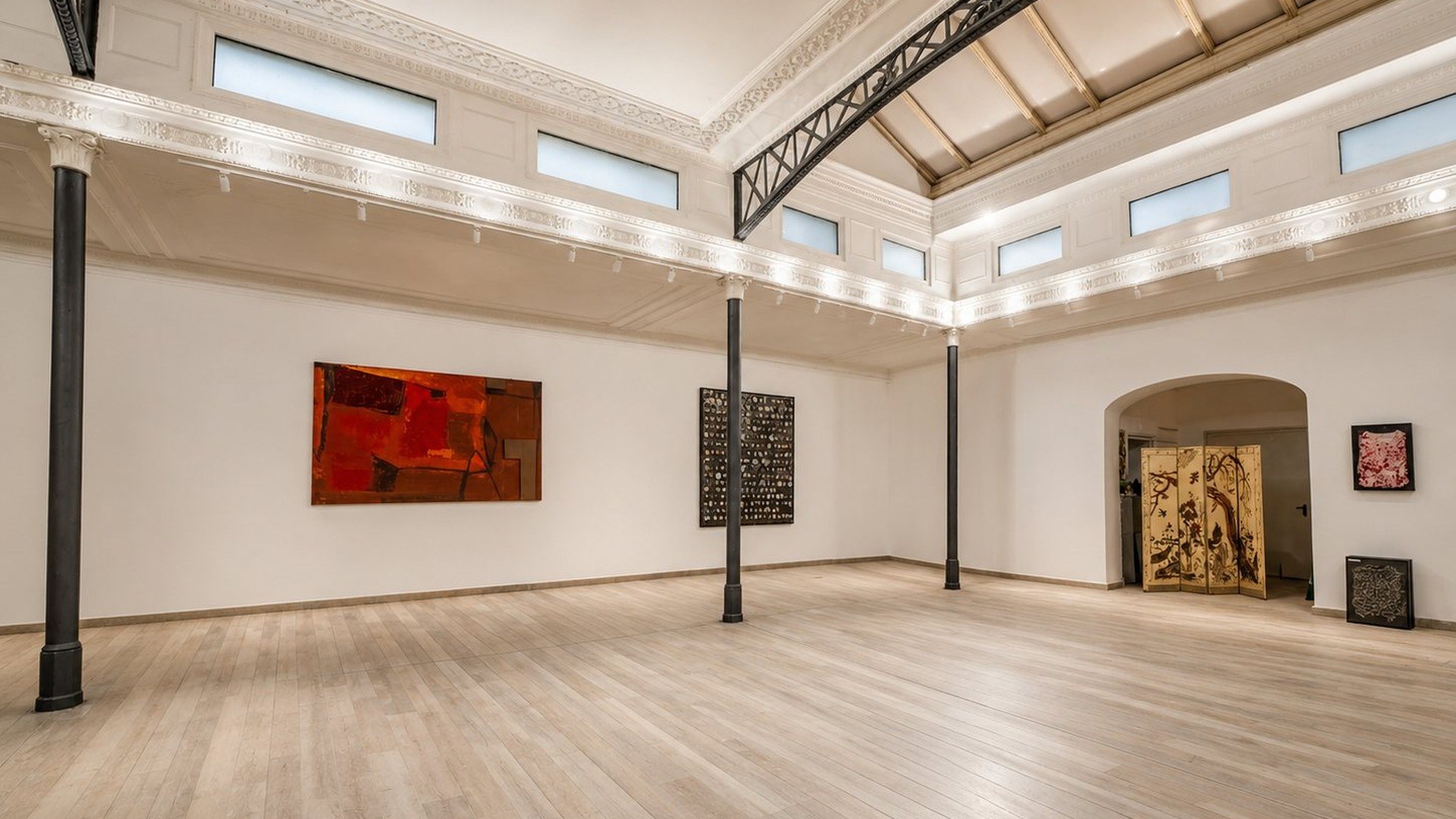 Studio Liberty — la sala grande di 450 mq vuota, con capriate in ferro, colonne in ghisa e luce dal lucernario, nel centro storico di Roma